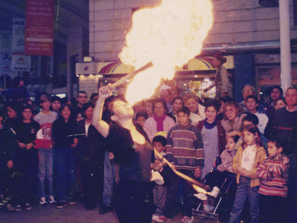 A desobedecer, mi amor es una reseña del libro Archipiélagos del Deseo: una vida de Tere Guardia, de Patricio Dezalot, escrito por Marina Rosenzvaig para El Tucumano